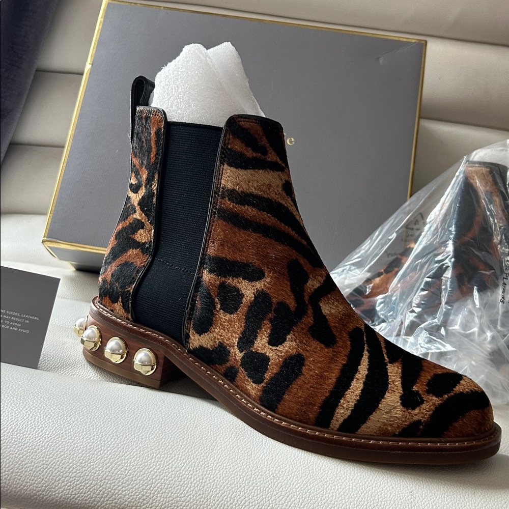 Louise et Cie Leopard-Print Chelsea Boots in Brown & Black with Gold Studs